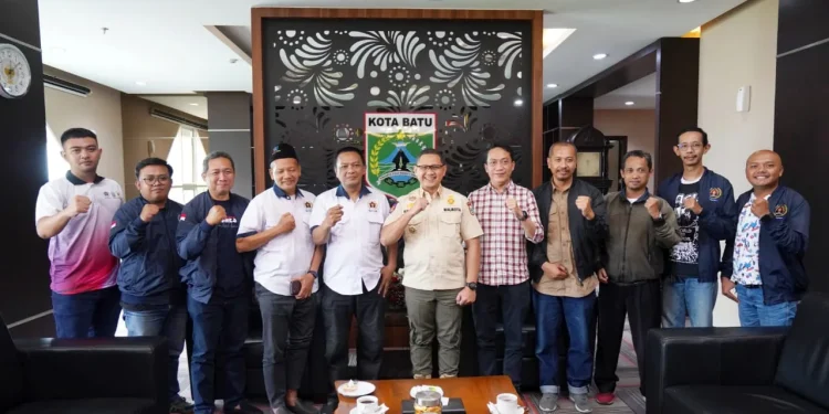 Pj Wali Kota Batu, Aries Agung Paewai, saat beraudiensi dengan insan media dari PWI Malang Raya terkait peringatan Hari Pers Nasional 2024
