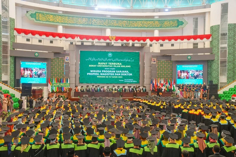 Suasana prosesi pengukuhan wisudawan Unisma. Foto / dok Unisma