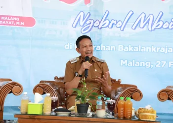 Pj Wali Kota Malang berdialog dengan masyarakat di Bankalanjranan. Foto / dok Prokopim Setda Kota Malang