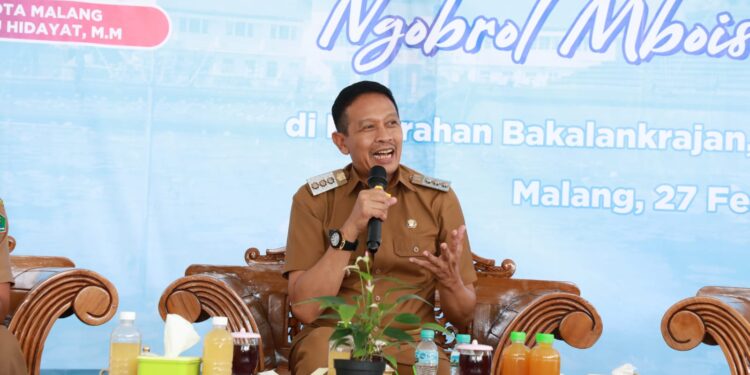 Pj Wali Kota Malang berdialog dengan masyarakat di Bankalanjranan. Foto / dok Prokopim Setda Kota Malang