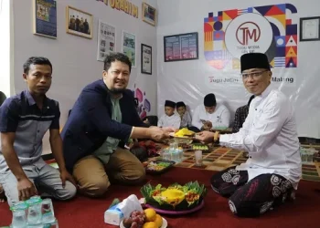 Irham Thoriq, CEO Tugu Media Group, potong tumpeng bersama Hisa Al Ayyubi, Pengasih Pesantren PPIQ Darul Hidayah, saat memeringati ulang tahun Tugu Media Group yang ke-5 di kantor Tugu Media Group.