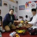 Irham Thoriq, CEO Tugu Media Group, potong tumpeng bersama Hisa Al Ayyubi, Pengasih Pesantren PPIQ Darul Hidayah, saat memeringati ulang tahun Tugu Media Group yang ke-5 di kantor Tugu Media Group.