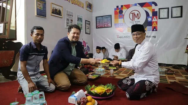 Irham Thoriq, CEO Tugu Media Group, potong tumpeng bersama Hisa Al Ayyubi, Pengasih Pesantren PPIQ Darul Hidayah, saat memeringati ulang tahun Tugu Media Group yang ke-5 di kantor Tugu Media Group.