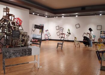 Pameran bertajuk 'Kursi' di Galeri Raos oleh seniman Kota Batu menjadikan media kursi sebagai ekspresi seni yang menawan. Pameran masih bisa ditonton hingga 16 Februari 2024.