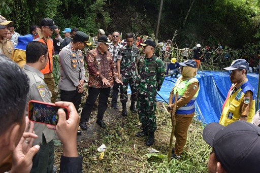 Bupati Malang, Sanusi saat meninjau lokasi longsor di Rajekwesi. Foto: Pemkab Malang