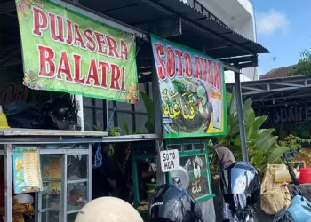 Gerobak soto Ayam Qona’ah, soto ayam andalan mahasiswa Malang. (Foto/Dandinakmal)