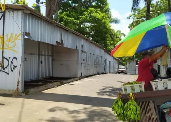 Kondisi area bekas bangunan pasar relokasi di Stadion Brantas yang sempat mangkrak, kini akan segera dilelang.