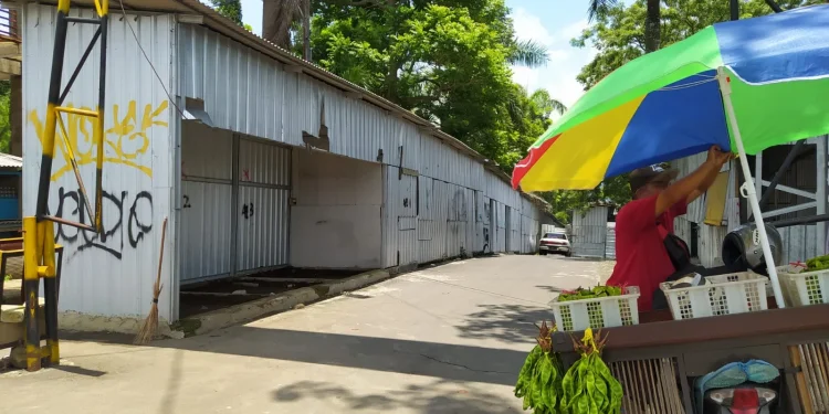 Kondisi area bekas bangunan pasar relokasi di Stadion Brantas yang sempat mangkrak, kini akan segera dilelang.