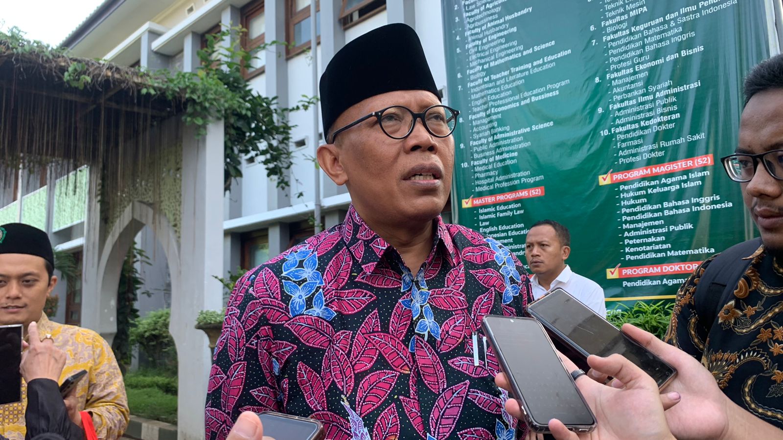 Rektor Unisma Malang, Prof Dr Maskuri, saat memberikan keterangan pers kepada wartawan. 