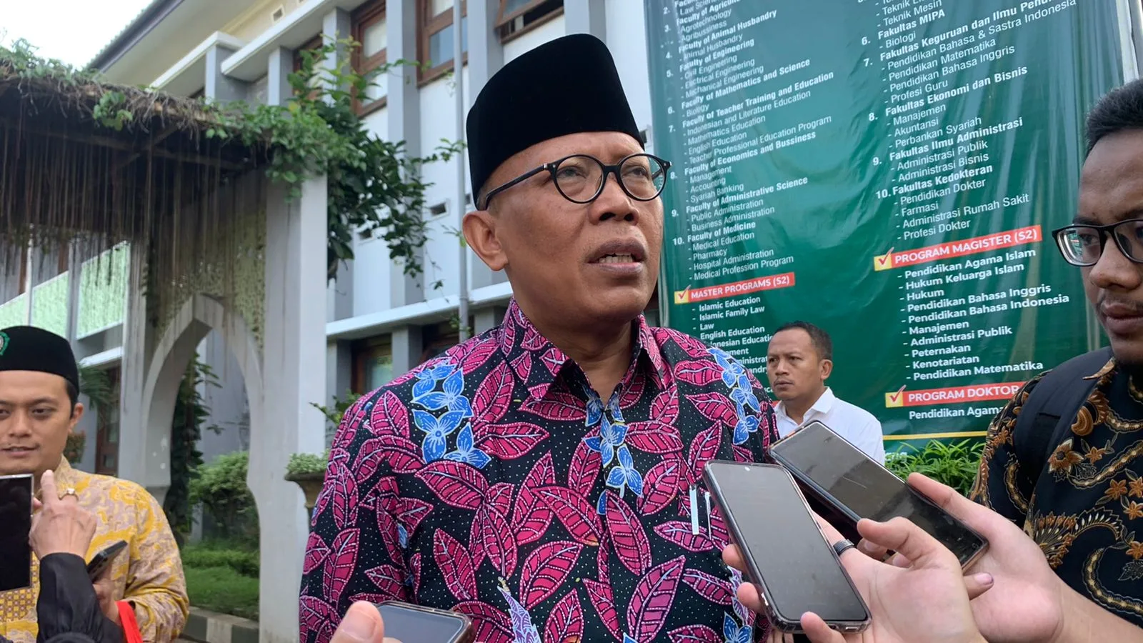 Rektor Unisma Malang, Prof Dr Maskuri, saat memberikan keterangan pers kepada wartawan.