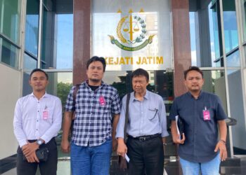 Mantan Direktur Polinema Awan Setiawan (dua dari kanan) didampingi kuasa hukum Didik Lestariono usai menjalani pemeriksaan di Kejati Jawa Timur.