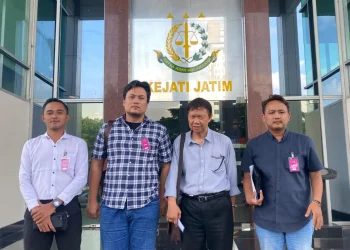 Mantan Direktur Polinema Awan Setiawan (dua dari kanan) didampingi kuasa hukum Didik Lestariono usai menjalani pemeriksaan di Kejati Jawa Timur.