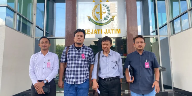 Mantan Direktur Polinema Awan Setiawan (dua dari kanan) didampingi kuasa hukum Didik Lestariono usai menjalani pemeriksaan di Kejati Jawa Timur.