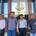 Mantan Direktur Polinema Awan Setiawan (dua dari kanan) didampingi kuasa hukum Didik Lestariono usai menjalani pemeriksaan di Kejati Jawa Timur.