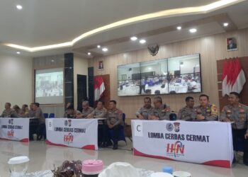 Anggota polisi jajaran Polres Malang mengikuti lomba cerdas cermat yang digelar oleh Jurnalis Polres Malang
