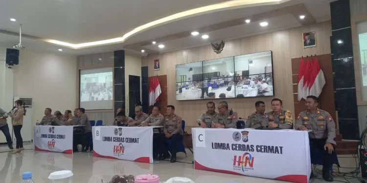 Anggota polisi jajaran Polres Malang mengikuti lomba cerdas cermat yang digelar oleh Jurnalis Polres Malang