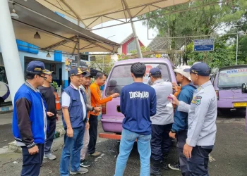 Proses penertiban APK oleh tim gabungan di Kota Batu selama masa tenang Pemilu 2024.