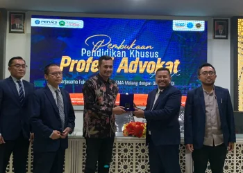 Penyerahan cindera mata dalam pembukaan PKPA oleh Dekan FH Unisma kepada Ketua DPC Peradi Malang. Foto / Feni Yusnia