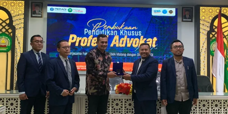 Penyerahan cindera mata dalam pembukaan PKPA oleh Dekan FH Unisma kepada Ketua DPC Peradi Malang. Foto / Feni Yusnia