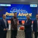 Penyerahan cindera mata dalam pembukaan PKPA oleh Dekan FH Unisma kepada Ketua DPC Peradi Malang. Foto / Feni Yusnia