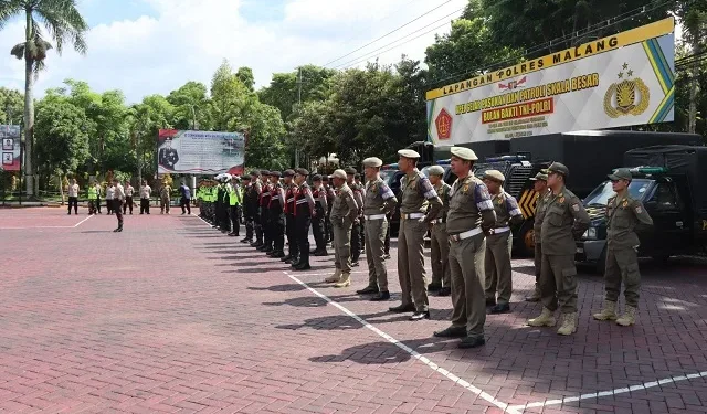 Personel gabungan melaksanakan apel sebelum berangkat patroli skala besar.