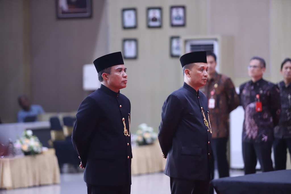 Kepala Dishub Kota Batu Hendri Suseno (kanan) dan Kasatpol PP Kota Batu Abdul Rais (kiri) saat dilantik.