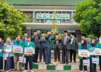 Suasana apel pembukaan dies natalies Unisma ke-43 tahun 2024 diwarnai pelepasan balon hingga penyerahan apresiasi dan piala bergilir.