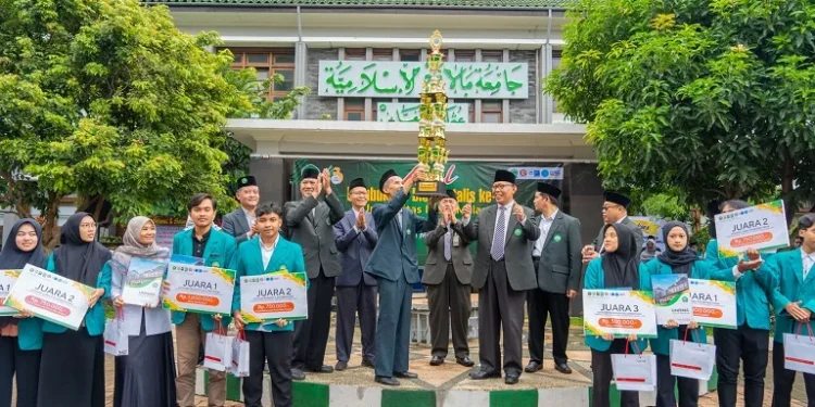 Suasana apel pembukaan dies natalies Unisma ke-43 tahun 2024 diwarnai pelepasan balon hingga penyerahan apresiasi dan piala bergilir.
