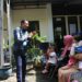Pj Wali Kota Malang meninjau penyerahan bantuan pangan di kantor kelurahan buring.