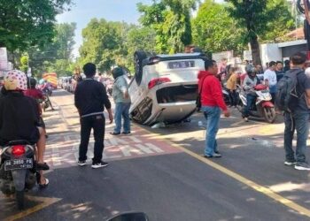 Mobil Honda BRV terguling di Jalan Raya Ahmad Yani Kepanjen usai menabrak mobil Mitsubishi Pajero. Foto: dok. warga