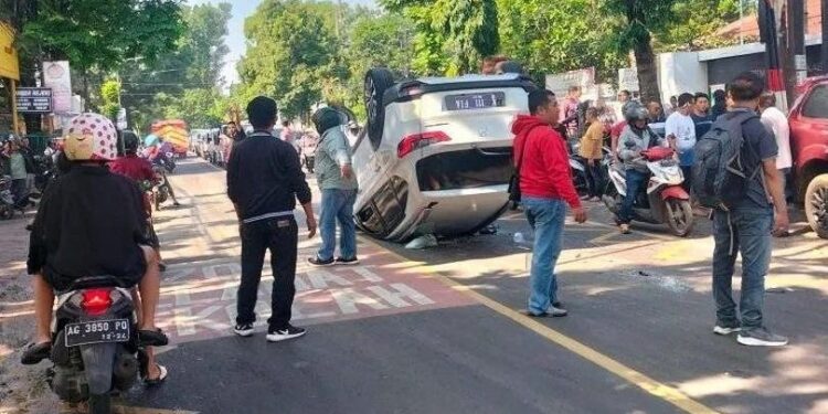 Mobil Honda BRV terguling di Jalan Raya Ahmad Yani Kepanjen usai menabrak mobil Mitsubishi Pajero. Foto: dok. warga