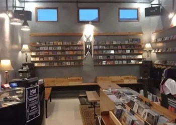 Toko Rekam Jaya tawarkan nostalgia bagi penggemar musik berbagai genre di Kota Malang /Foto: Google Review Toko Rekam Jaya.