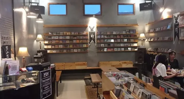 Toko Rekam Jaya tawarkan nostalgia bagi penggemar musik berbagai genre di Kota Malang /Foto: Google Review Toko Rekam Jaya.