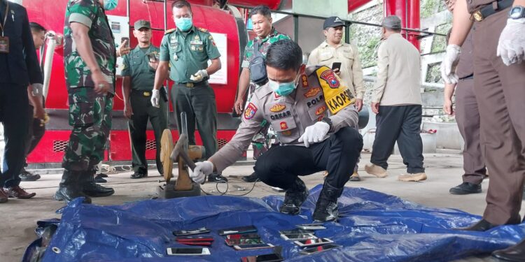 Pemusnahan barang bukti perkara hukum oleh Kejari Kota Batu di TPA Tlekung, Selasa (6/2/2024).