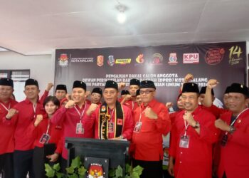 Caleg PDI Perjuangan saat mendaftarkan diri di KPU Kota Malang. (Foto/M Sholeh)