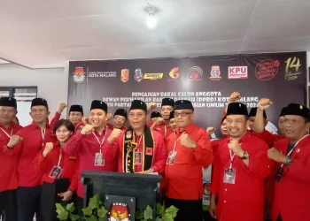 Caleg PDI Perjuangan saat mendaftarkan diri di KPU Kota Malang. (Foto/M Sholeh)