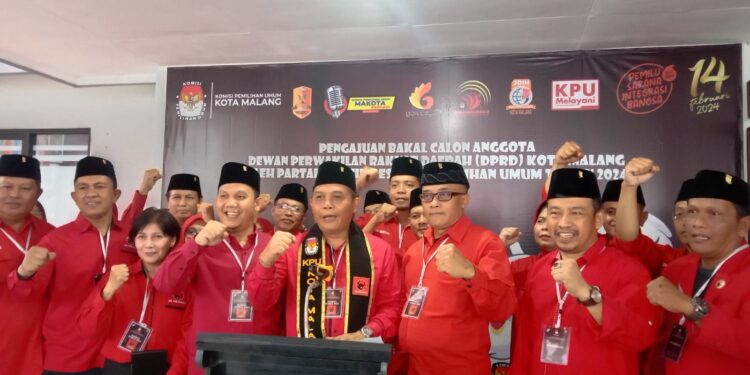 Caleg PDI Perjuangan saat mendaftarkan diri di KPU Kota Malang. (Foto/M Sholeh)