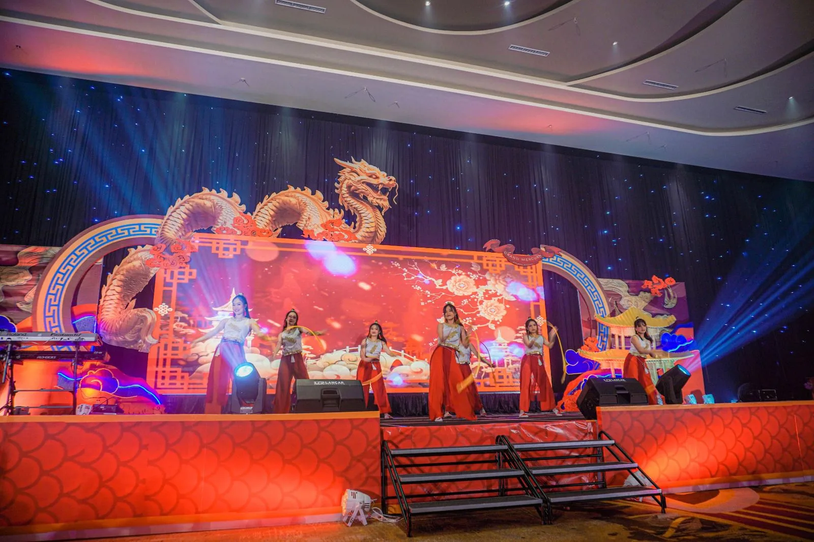 Tarian energik dari Athena Flame Entertainment. 