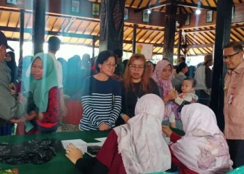 Warga mengantre untuk membeli beras murah di Balai Kelurahan Ngaglik Kota Batu. Foto: Azmy