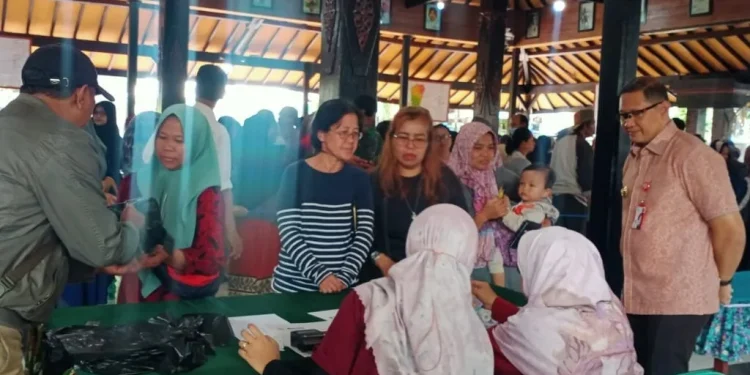 Warga mengantre untuk membeli beras murah di Balai Kelurahan Ngaglik Kota Batu. Foto: Azmy