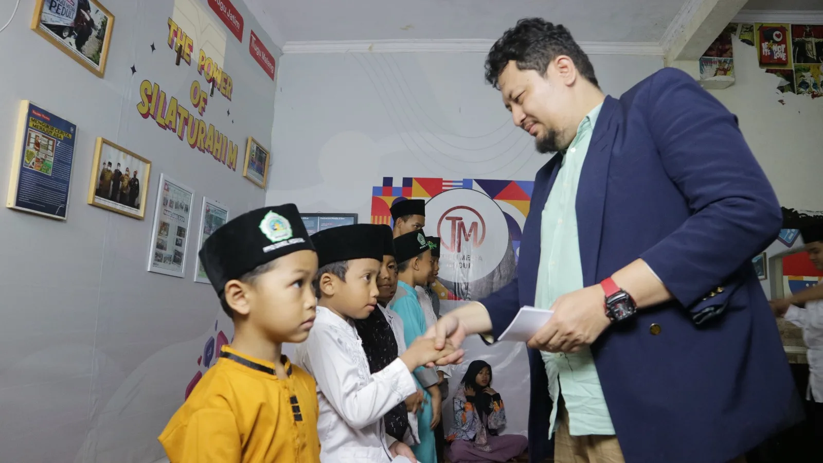 Irham Thoriq, CEO Tugu Media Group, saat memberikan santunan pada anak yatim di ulang tahun Tugu Media Group yang ke-5 di kantor Tugu Media Group.
