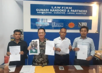 Pihak balai pelatihan tenaga kerja luar negeri, PT CKS didampingi kuasa hukumnya memberikan klarifikasi atas 6 calon TKW kabur. (Foto/M Sholeh)