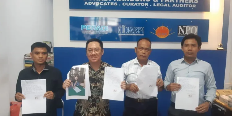 Pihak balai pelatihan tenaga kerja luar negeri, PT CKS didampingi kuasa hukumnya memberikan klarifikasi atas 6 calon TKW kabur. (Foto/M Sholeh)