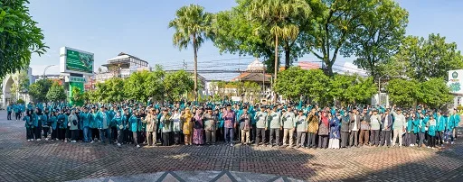 Suasana upacara pelepasan mahasiswa peserta KSM Tematik oleh Rektor Unisma beserta jajarannya.