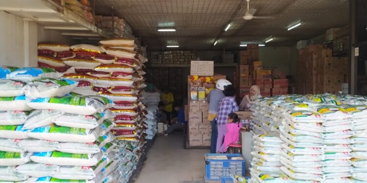 Suasana salah satu supplier beras di Kota Batu, Jawa Timur. Harga beras di Kota Batu masih meroket. 