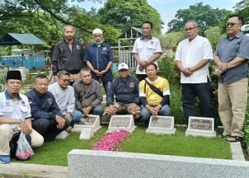 PWI Malang Raya melakukan ziarah kubur di makan para jurnalis senior yang telah berpulang.