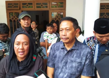 Ketua KPU Jatim, Rochani, bersama Pj Wali Kota Malang, Wahyu Hidayat, saat melayat ke rumah duka ketua KPPS meninggal dunia di Kelurahan Polehan, Kota Malang. Foto: Azmy
