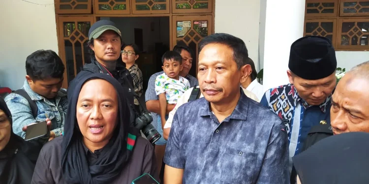 Ketua KPU Jatim, Rochani, bersama Pj Wali Kota Malang, Wahyu Hidayat, saat melayat ke rumah duka ketua KPPS meninggal dunia di Kelurahan Polehan, Kota Malang. Foto: Azmy
