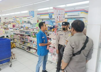 Petugas kepolisian meminta keterangan pada karyawan minimarket yang jadi korban pencurian.