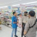 Petugas kepolisian meminta keterangan pada karyawan minimarket yang jadi korban pencurian.
